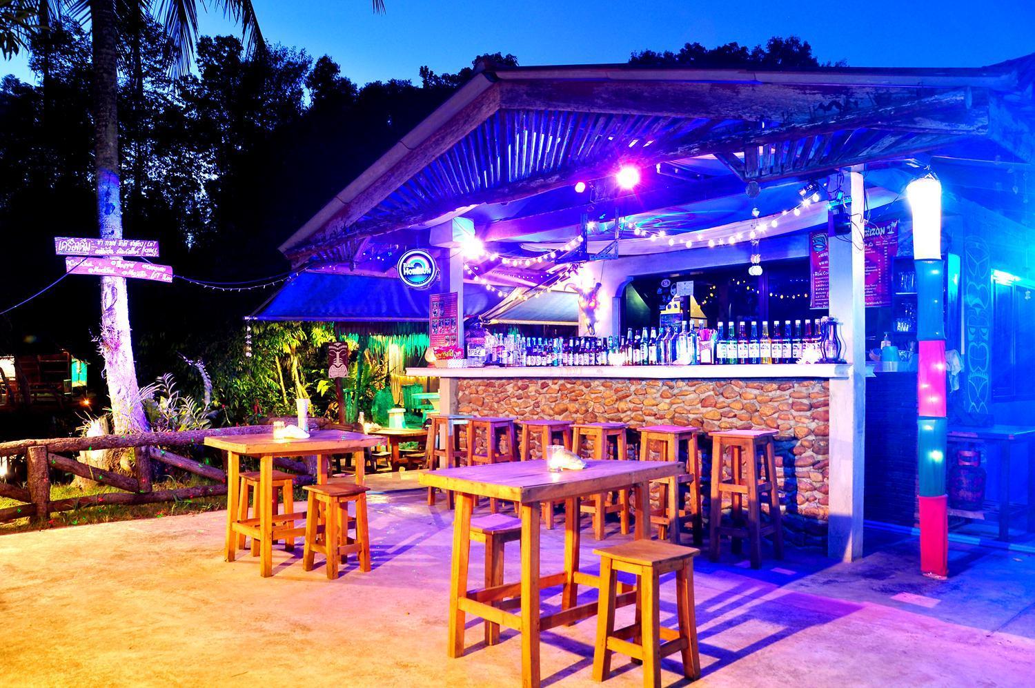 Bar Horizon Hostel Чумфон Екстериор снимка